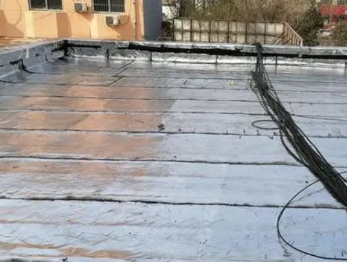 太白卫生间漏水维修公司分享下太白屋面楼顶防水刚性防水层施工要点。